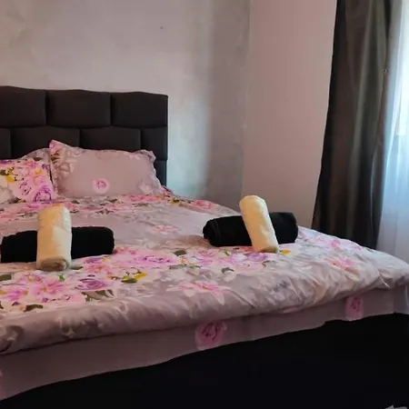 Como Apartment *
